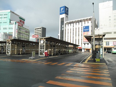 写真:バスプール1と秋麻呂くん