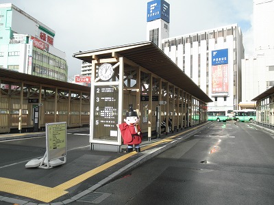 写真:バスプール2と秋麻呂くん