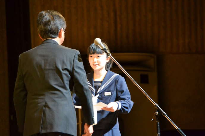 写真　ポスター最優秀作品表彰の様子