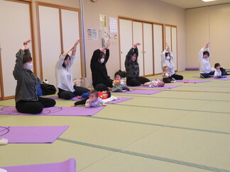 写真：2月26日活動風景・手を伸ばして手首をクイッ。