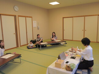 写真：7月29日活動風景・講師からアロマについての説明を受けました