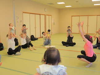 写真：8月27日活動風景・音楽に合わせて楽しくダンス