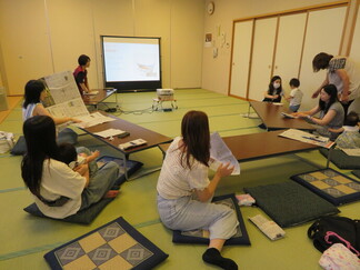 写真:9月3日活動風景・新聞紙の活用術を実践