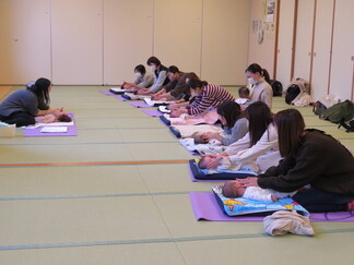 写真：11月26日活動風景・ママと赤ちゃんでごあいさつ
