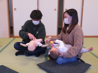 写真：12月2日活動風景・パパも心肺蘇生法にチャレンジ