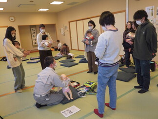 写真：12月2日活動風景・救急救命士さんとAEDを体験