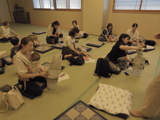 写真：8月5日活動風景・新聞紙の活用術を実践
