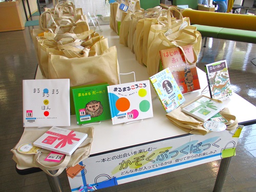 新屋図書館の展示風景