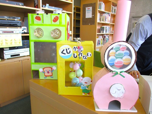 新屋図書館の展示風景