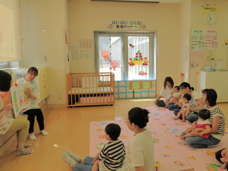 写真：8月28日活動風景・大型絵本「でんしゃにのって」