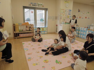 写真：8月27日活動風景・絵本「いいおかお」