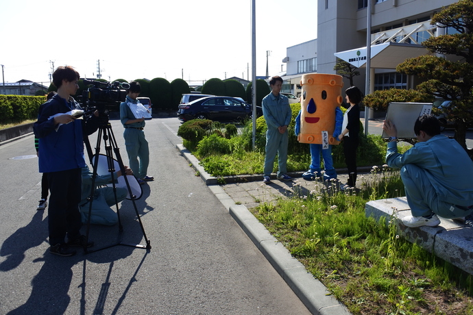 上下水道局庁舎前で撮影中の写真