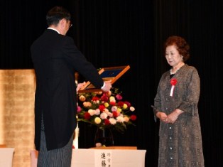 写真：一般表彰者を代表して表彰状を受け取る今井　洋子さん