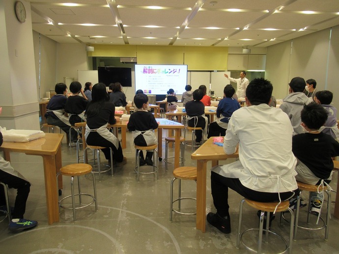 解剖にチャレンジ！開催中の様子