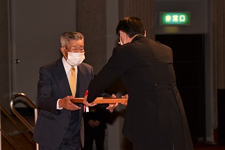 写真：一般表彰者を代表して表彰状を受け取る清水　銀次郎さん