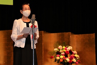 写真：被表彰者代表挨拶をする寺田　美恵子さん