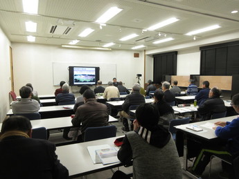 写真：秋田城について座学をうけている様子