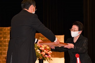 写真：一般表彰者を代表して表彰状を受け取る永田　佳子さん