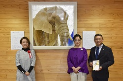 写真：絵画「月象」と画家の小山内愛美さん、高木美保名誉園長、小松園長