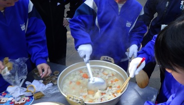 写真：野外炊飯でグループでの豚汁作り
