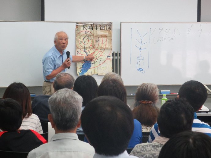 写真：長崎被爆体験者の末永浩さんによる講話の様子