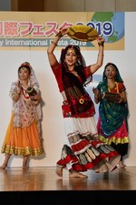 写真：オープニングアクトはネパール舞踊！