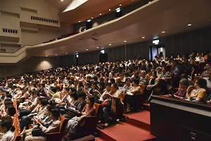 写真：満席の客席からの感動の声