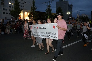 写真:公演前日、竿燈まつりでパレードに参加