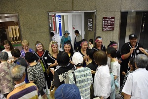 写真:公演後に市民と交流する出演者たち