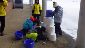 写真：雪遊びの様子