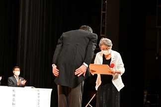 写真：一般表彰者を代表して表彰状を受け取る夏井　ヒサ子さん