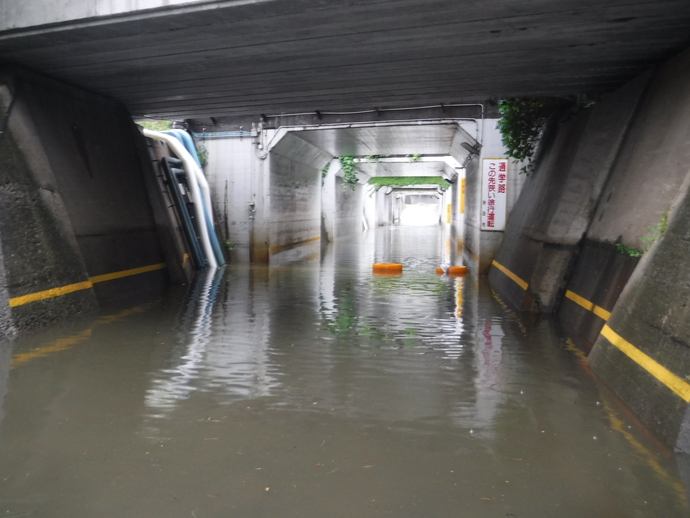 天徳寺地下道浸水写真3