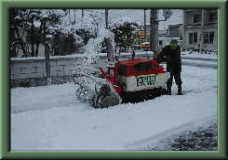 ハンドガイドによる歩道除雪作業状況の写真
