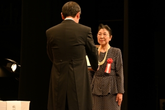 写真：一般表彰者を代表して表彰状を受け取る柴田　澄子さん