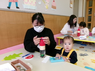 写真：クリスマスの飾り作りの様子1