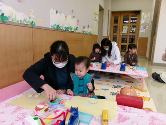 写真：おひなさま飾り作りの様子