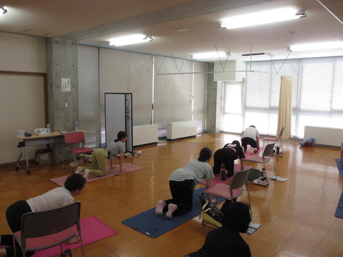 ヨガマットの上でストレッチをしている様子