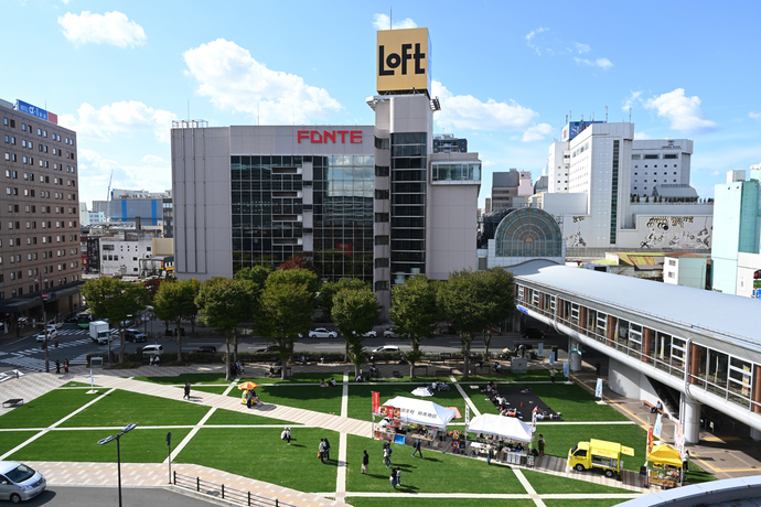 秋田駅西口駅前広場（芝生広場）（JR東日本秋田支社「エキマエはじまる、さんど市」）