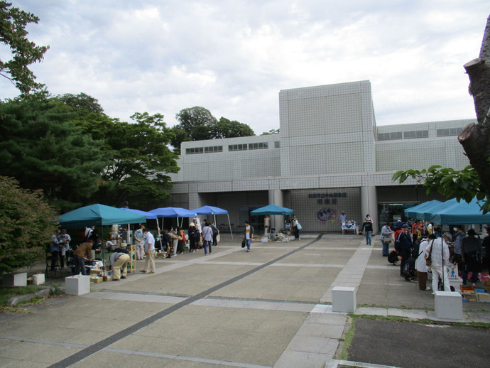 一箱古本市（中央図書館明徳館エントランス）