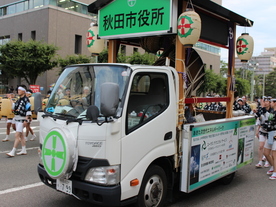 秋田市役所竿燈屋台全体