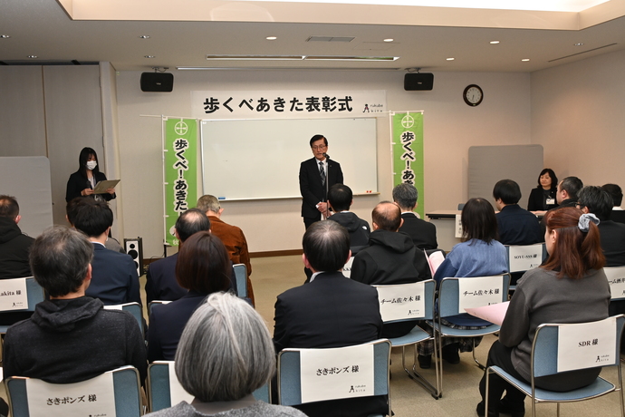 保健所長が開会のあいさつを述べている写真