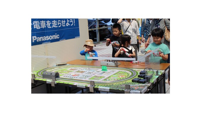 電気模型を走らせてる写真