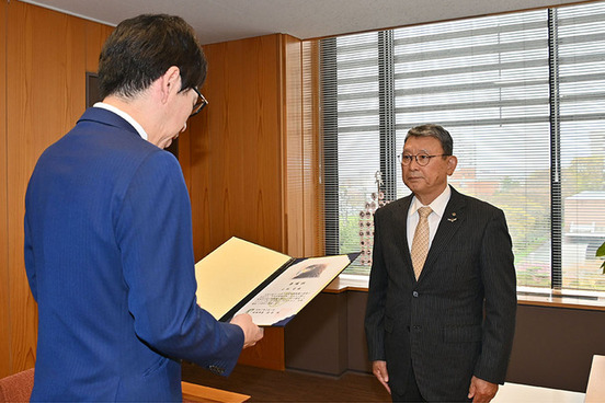 写真:委嘱状交付式