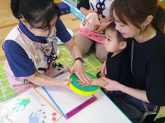 写真:父の日のプレゼント作り・足形アート