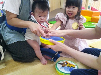 写真:敬老の日のプレゼント作り・手形アート