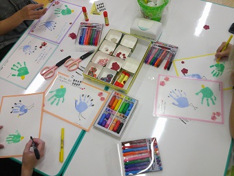 写真:敬老の日のプレゼント作り・手形アート