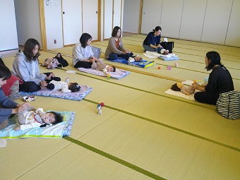 写真:ベビーマッサージ&赤ちゃんヨガ(2)