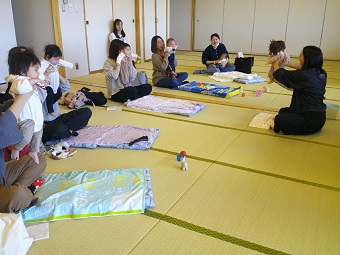 写真:ベビーマッサージ&赤ちゃんヨガ(2)