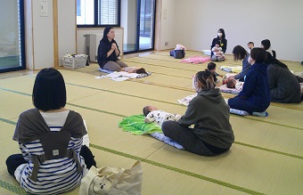 写真：ベビーマッサージ＆赤ちゃんヨガ