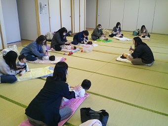 写真：ベビーマッサージ＆赤ちゃんヨガ